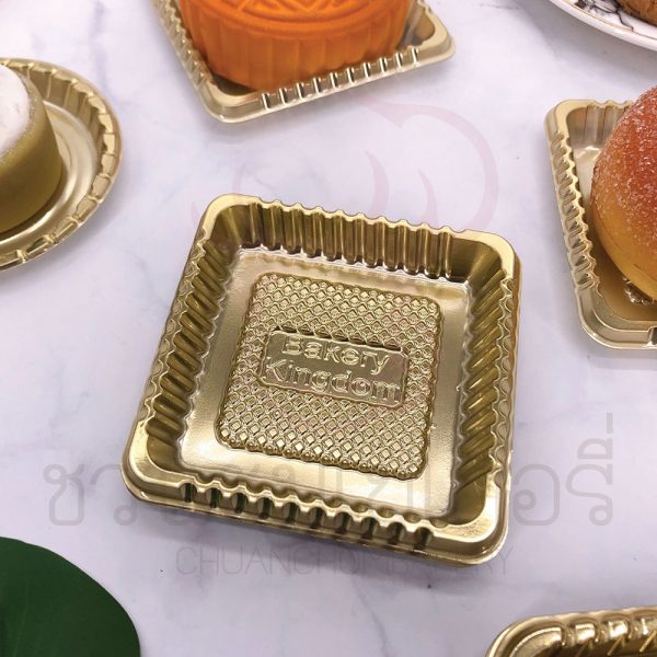 ถาดรองเค้กพลาสติกสีทอง จตุรัส ก้น 6 x 6 cm รหัส 5668882203541Square
